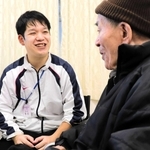 亡き祖父の優しさを受け継ぎ、介護現場に立つ市井雄太郎さん。命の尊さを感じる日々だ＝神戸市北区藤原台中町５、特別養護老人ホーム「ふじの里」