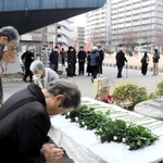 命を守るまちづくりを誓って献花するつどいの出席者ら＝神戸市灘区桜口町４