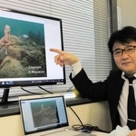 写真を見ながら調査の成果を説明する宮道成彦さん＝神戸市役所