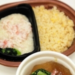 ローソンで販売される「紅ずわいがにのスープご飯」（手前）と「カニカマあんかけ炒飯」