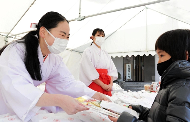 参拝者に福豆を手渡す巫女ら＝神戸市中央区下山手通１、生田神社