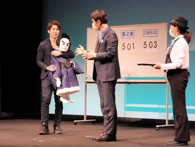 ヤング部門で優勝した西宮市のＴｏｙ　Ｗｏｒｋｓさん（左）＝神戸市兵庫区新開地５