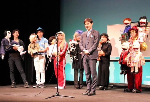 特別審査員を務めたいっこく堂さんから激励を受ける出場者ら＝神戸市兵庫区新開地５