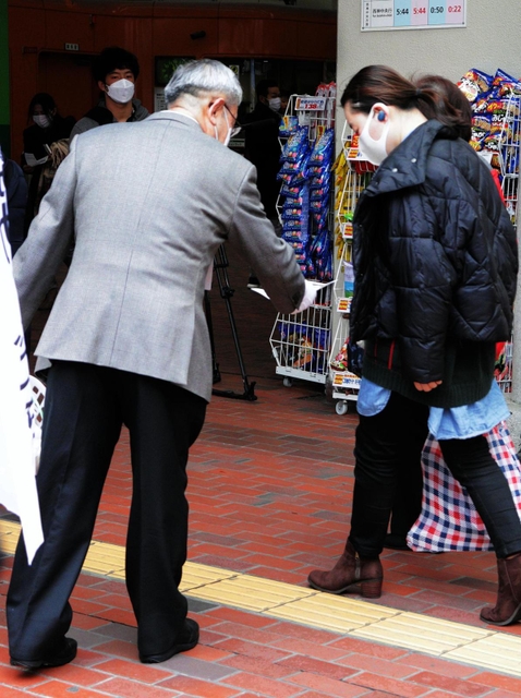 情報提供を呼び掛ける寺田和子さんの夫＝神戸市須磨区横尾１