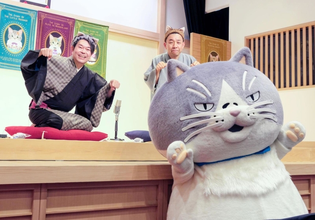 猫ＬＯＶＥウイークに特別出演し、月亭遊方さん（左）、笑福亭松喬さんと記念撮影するデブ猫の「マル」＝兵庫区新開地、喜楽館