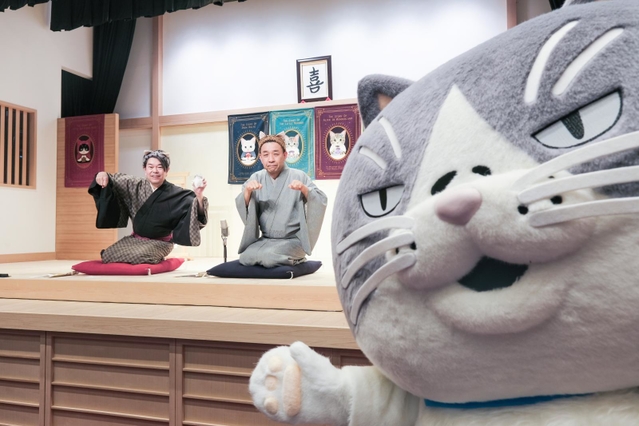 猫ＬＯＶＥウイークに特別出演し、月亭遊方さん（左）、笑福亭松喬さん（中央）と記念撮影するデブ猫の「マル」＝兵庫区新開地、喜楽館