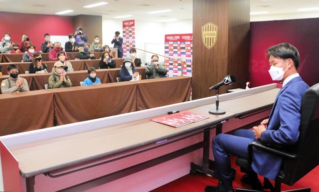 記者会見室で尾崎優成選手（右）へのインタビューを体験するスタジアムツアーの参加者たち＝ノエビアスタジアム神戸