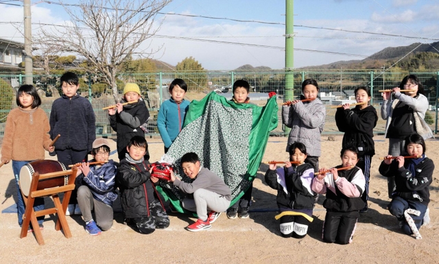 本番に向け、獅子舞の練習に力を入れる児童たち＝神戸市北区淡河町萩原、淡河小学校
