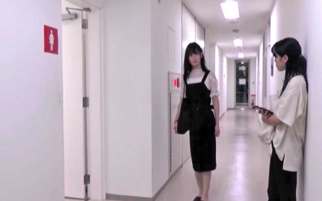 女子トイレを使用するか迷うトランスジェンダー女性を描いた動画（甲南大学提供）