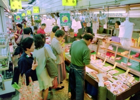 買い物客たちでにぎわう垂水廉売市場＝１９９７年１０月１６日、神戸市垂水区