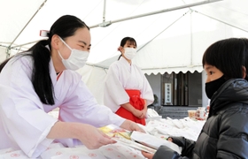 参拝者に福豆を手渡す巫女ら＝神戸市中央区下山手通１、生田神社
