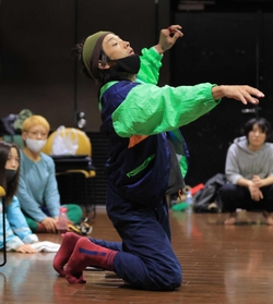 ７期生とダンス作品をつくる森山未来さん＝２０２１年１１月、神戸市長田区久保町６、アートシアターｄＢ神戸