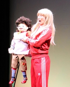 腹話術グランプリの出場者＝神戸市兵庫区新開地５