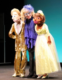 腹話術グランプリの出場者＝神戸市兵庫区新開地５