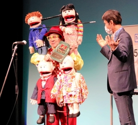 初代チャンピオンに選ばれた京都府のニッシャン堂さん＝神戸市兵庫区新開地５