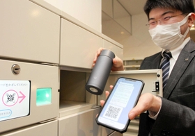 購入したドリンクが入ったマイボトルを専用ロッカーから取り出す＝神戸市役所１号館１階