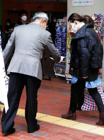 情報提供を呼び掛ける寺田和子さんの夫＝神戸市須磨区横尾１