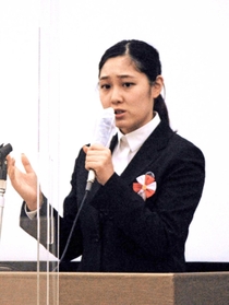 全日本中国語スピーチコンテストで弁論する浅尾麗さん＝東京都文京区（日中友好協会提供）