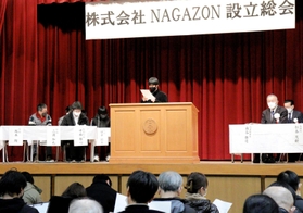 設立総会で登壇した三浦和也さん＝神戸市長田区池田谷町２、長田商業高校