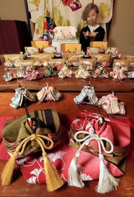 中屋風音さん（奥）が着物の帯で仕立てた、ひな人形の数々＝神戸酒心館
