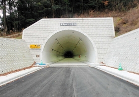 ３月３０日に開通する「有馬口トンネル」の北側出口付近＝神戸市北区有野町唐櫃（市提供）