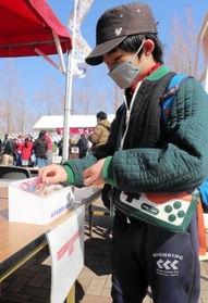 スタジアム前には医療従事者向けの募金箱も設けられた＝ノエビアスタジアム神戸