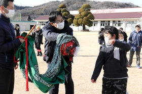 保存会のメンバーもアドバイスに力が入る＝神戸市北区淡河町萩原、淡河小学校
