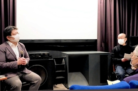 上田学准教授（左）と語る塩見正道さん＝神戸映画資料館