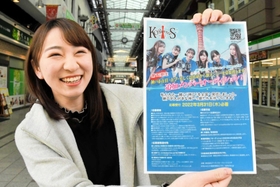 結成１０周年の節目に復帰し、オーディションへの参加を呼び掛ける森島みなみさん＝神戸市長田区久保町、大正筋商店街