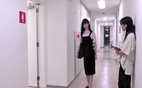 女子トイレを使用するか迷うトランスジェンダー女性を描いた動画（甲南大学提供）
