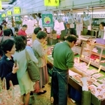 買い物客たちでにぎわう垂水廉売市場＝１９９７年１０月１６日、神戸市垂水区