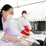 参拝者に福豆を手渡す巫女ら＝神戸市中央区下山手通１、生田神社