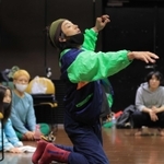 ７期生とダンス作品をつくる森山未来さん＝２０２１年１１月、神戸市長田区久保町６、アートシアターｄＢ神戸