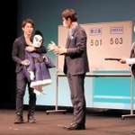 ヤング部門で優勝した西宮市のＴｏｙ　Ｗｏｒｋｓさん（左）＝神戸市兵庫区新開地５