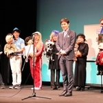 特別審査員を務めたいっこく堂さんから激励を受ける出場者ら＝神戸市兵庫区新開地５