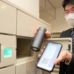 購入したドリンクが入ったマイボトルを専用ロッカーから取り出す＝神戸市役所１号館１階