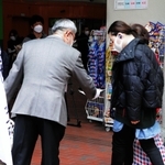 情報提供を呼び掛ける寺田和子さんの夫＝神戸市須磨区横尾１