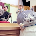 猫ＬＯＶＥウイークに特別出演し、月亭遊方さん（左）、笑福亭松喬さんと記念撮影するデブ猫の「マル」＝兵庫区新開地、喜楽館
