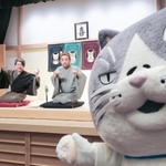 猫ＬＯＶＥウイークに特別出演し、月亭遊方さん（左）、笑福亭松喬さん（中央）と記念撮影するデブ猫の「マル」＝兵庫区新開地、喜楽館