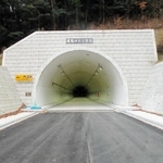 ３月３０日に開通する「有馬口トンネル」の北側出口付近＝神戸市北区有野町唐櫃（市提供）