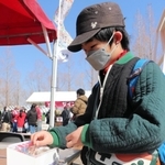 スタジアム前には医療従事者向けの募金箱も設けられた＝ノエビアスタジアム神戸