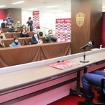 記者会見室で尾崎優成選手（右）へのインタビューを体験するスタジアムツアーの参加者たち＝ノエビアスタジアム神戸