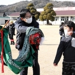 保存会のメンバーもアドバイスに力が入る＝神戸市北区淡河町萩原、淡河小学校