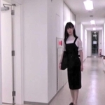 女子トイレを使用するか迷うトランスジェンダー女性を描いた動画（甲南大学提供）