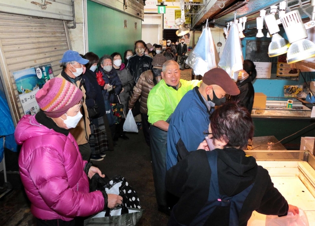 イカナゴを求めて店先に列ができた＝１日午前、神戸市垂水区神田町（撮影・小谷千穂）