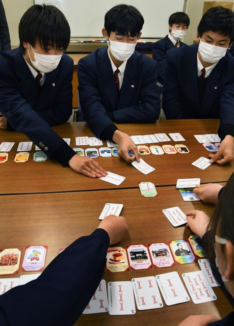 和気あいあいと「神戸王」を楽しむ生徒たち＝神戸市須磨区友が丘１、須磨友が丘高校