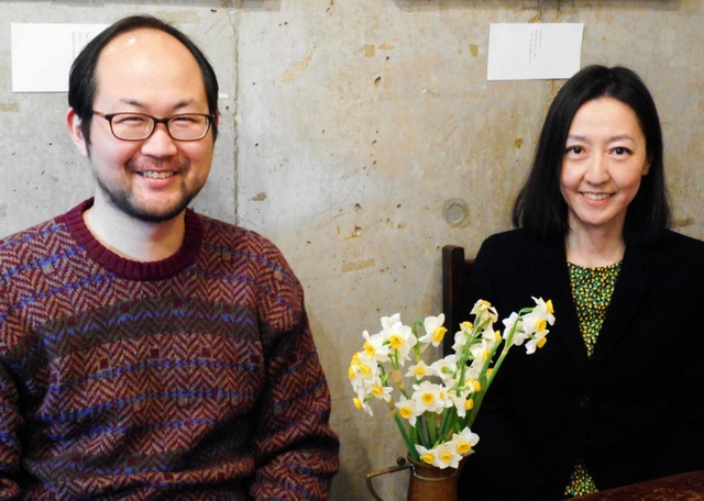 「三度目の、正直」でデビューを果たした野原位監督（左）とヒロイン役の川村りらさん＝神戸市須磨区の「あいうゑむ」