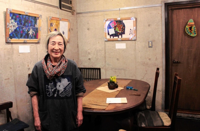 撮影場所となった「あいうゑむ」と、詩人の福永祥子さん＝神戸市須磨区