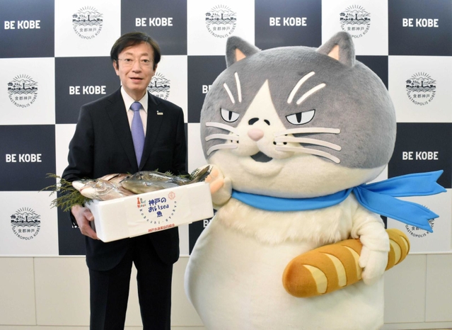 神戸の魚を手にした久元喜造市長と記念写真を撮るマル＝神戸市役所（撮影・名倉あかり）