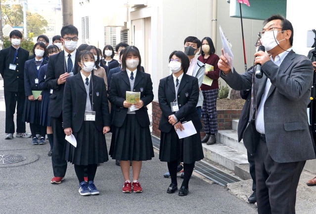 堂内克孝さん（右端）から阪神・淡路大震災時の状況について聞く高校生ら＝神戸市灘区中郷町４